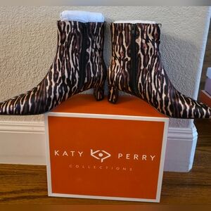 Katy Perry “The Wandering Bootie” – Nigeria Print Satin – Size 8 New in Box